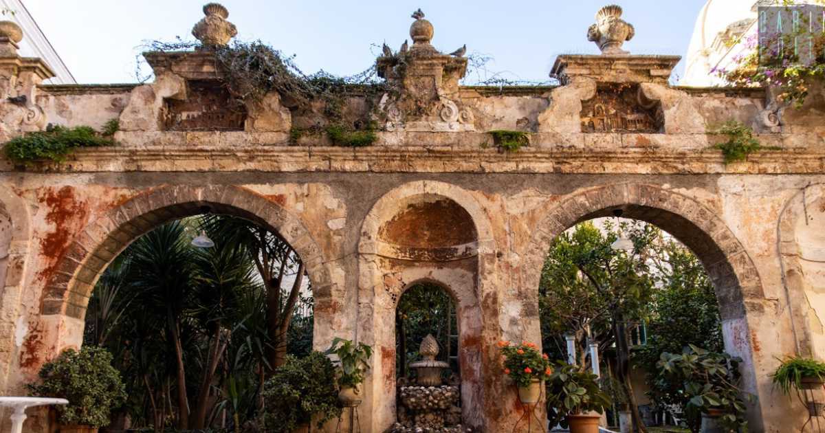 Bari: scaloni decorati, colonne doriche, un raro giardino pensile. Sono i tesori di Palazzo Gironda